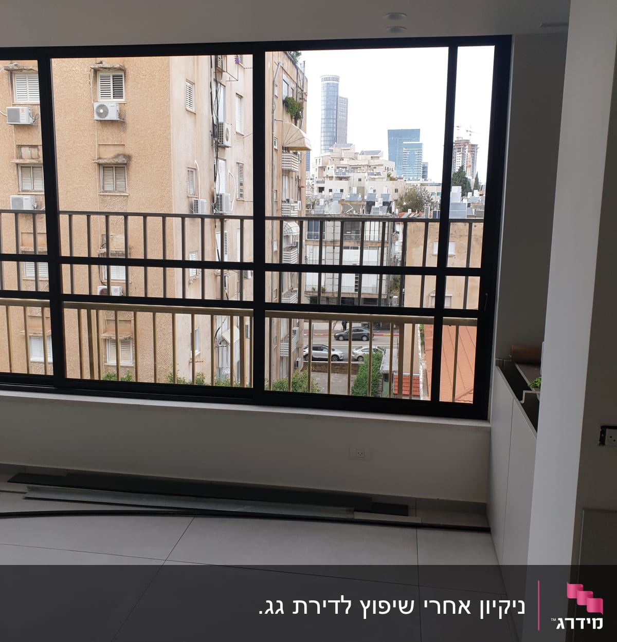 רצפה נקייה ליד חלון גדול עם נוף עירוני